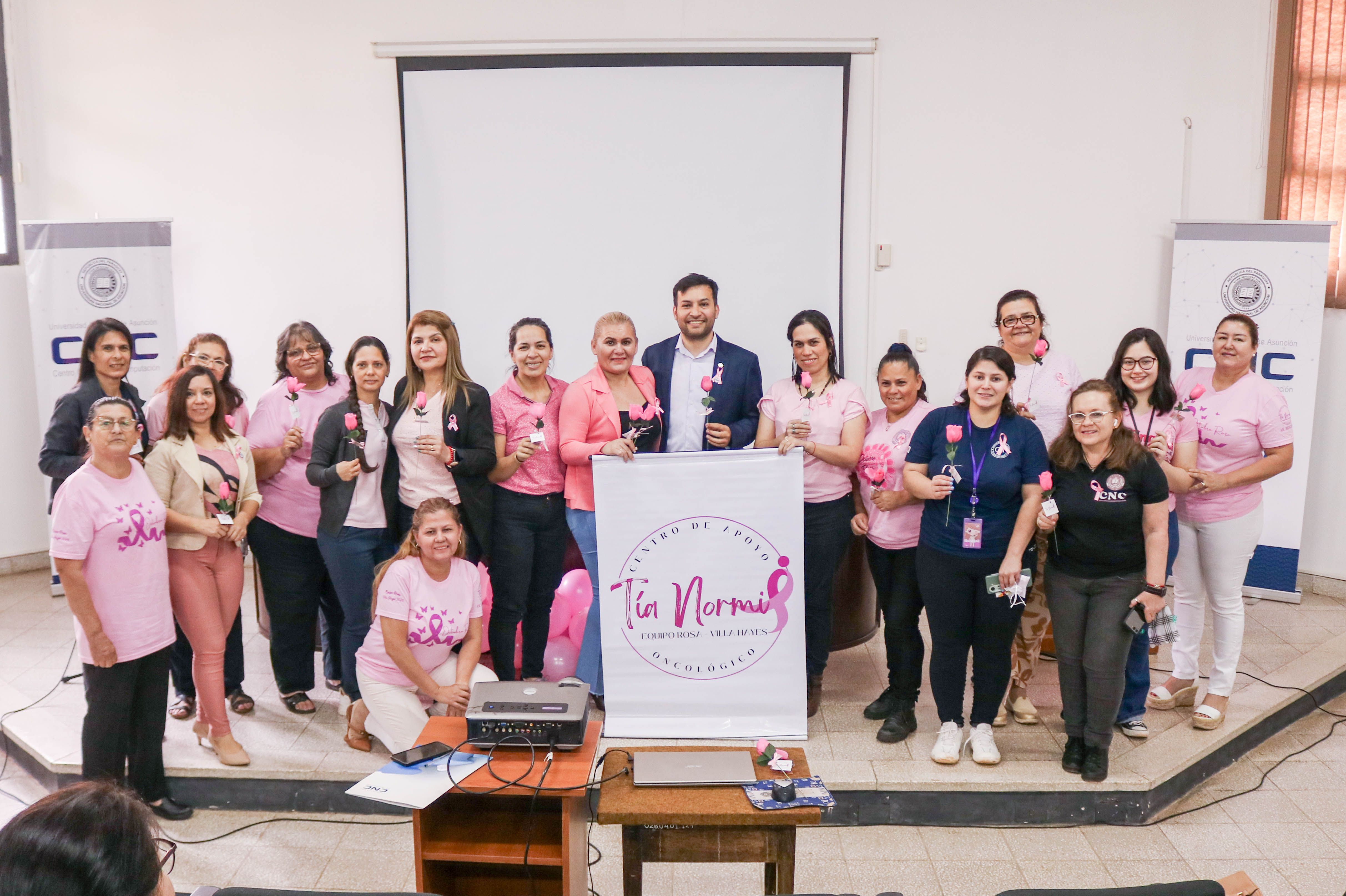 Lic. Adrián Almirón, Director General del CNC junto al equipo del CNC-UNA e integrantes del Centro de Apoyo «Tía Normi».