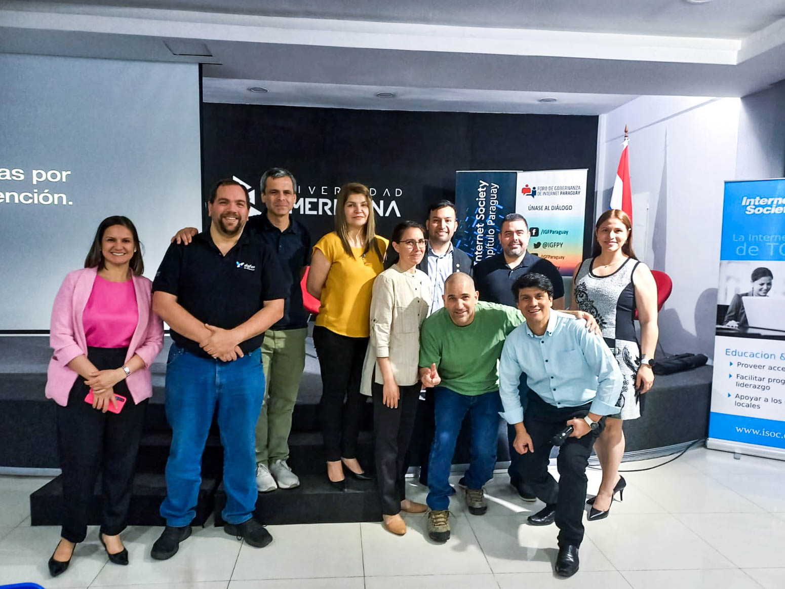 Lic. Martha Fretes, Directora del NIC.py, junto al equipo del CNC-UNA y participantes del 8° Foro de Gobernanza de Internet Paraguay 2024. Foto: Gentileza.